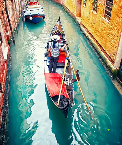 Faire une promenade en gondole à Venise